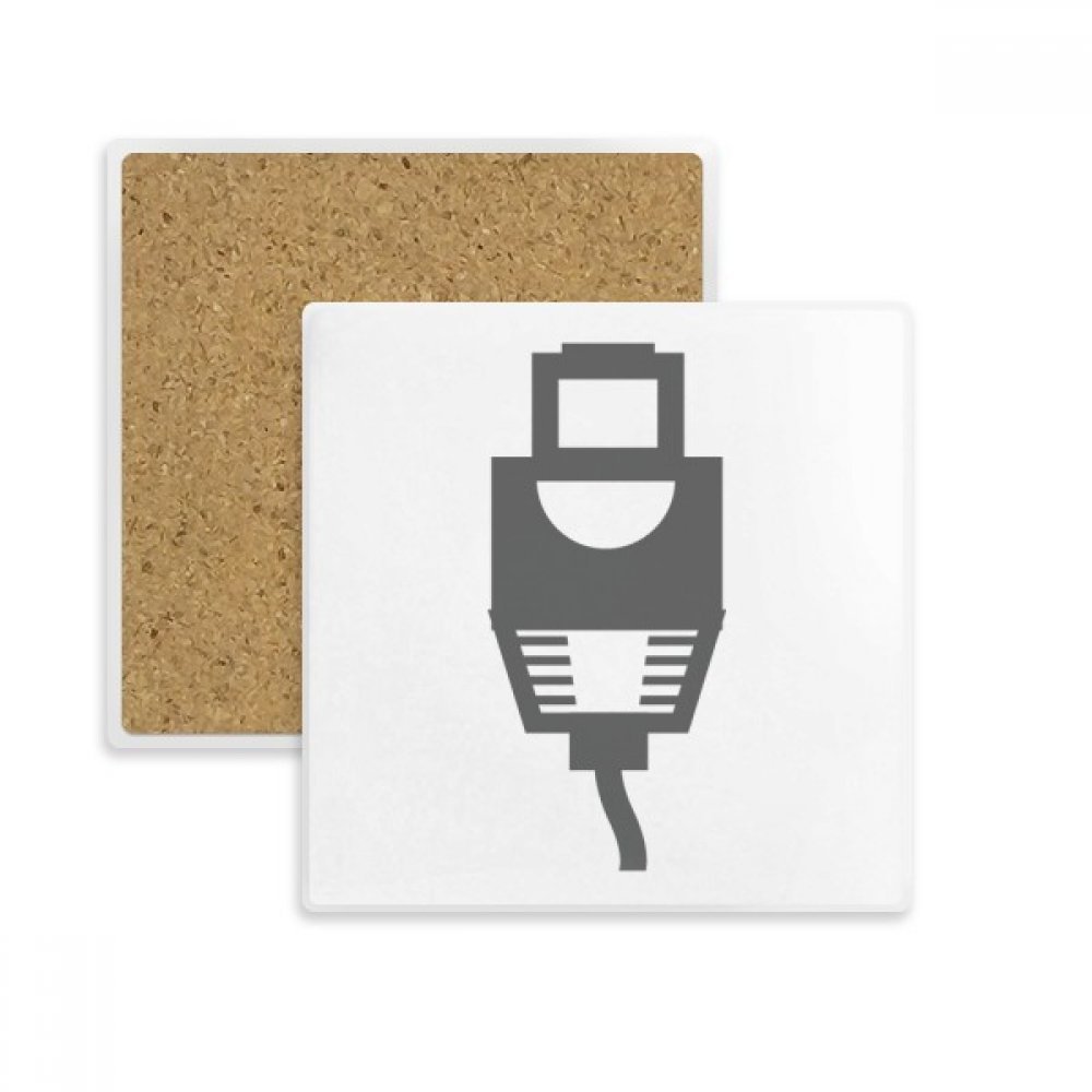 Câble de charge noir dessous de verre absorbant pour un bureau de geek ordonné