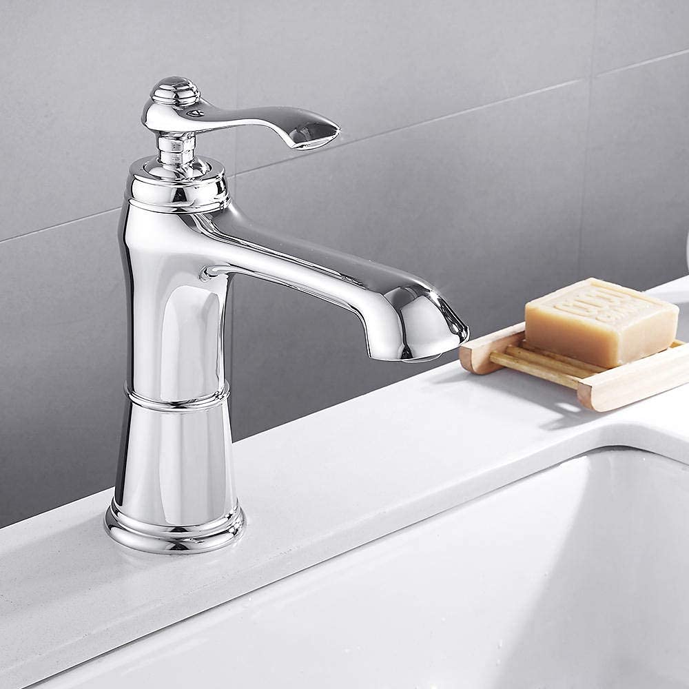 Robinet de cuisine et lavabo contre les éclaboussures et le manque d'espace