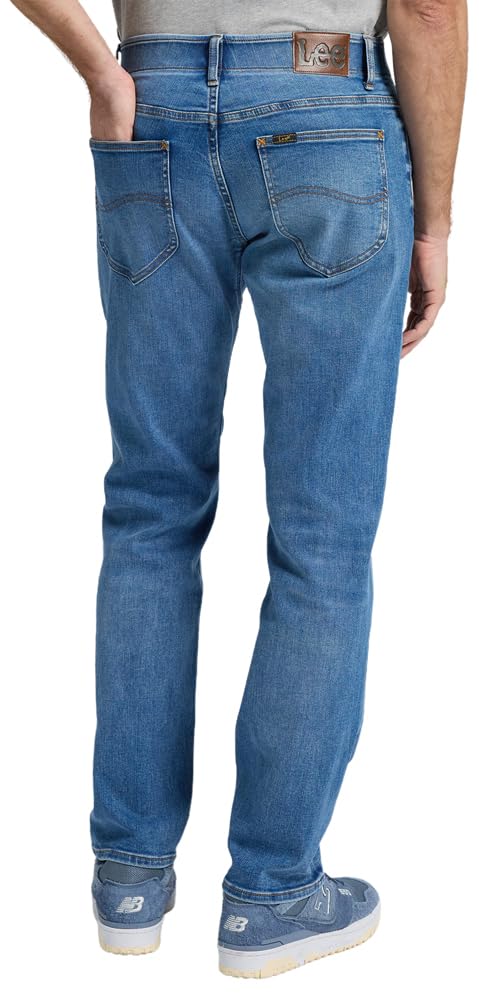 Gros plan sur la texture du denim des jeans Lee Straight Fit Xm Homme, soulignant leur aspect intemporel.