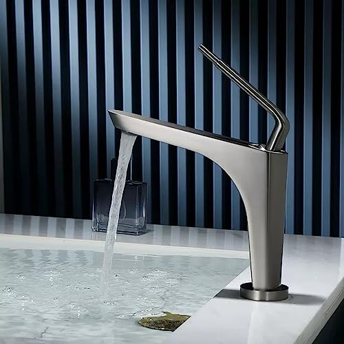 Grifo de lavabo creativo en acabado dorado cepillado y cromo brillante