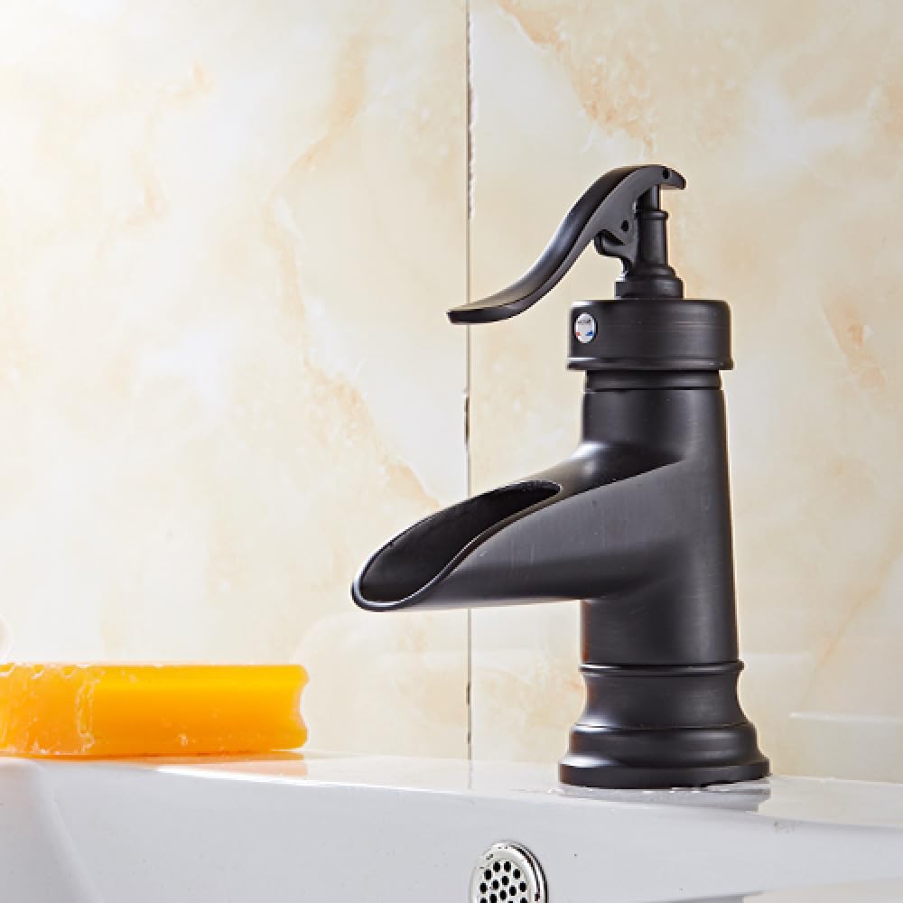Robinet noir lavabo en laiton mat pour une salle de bains chic avec cascade
