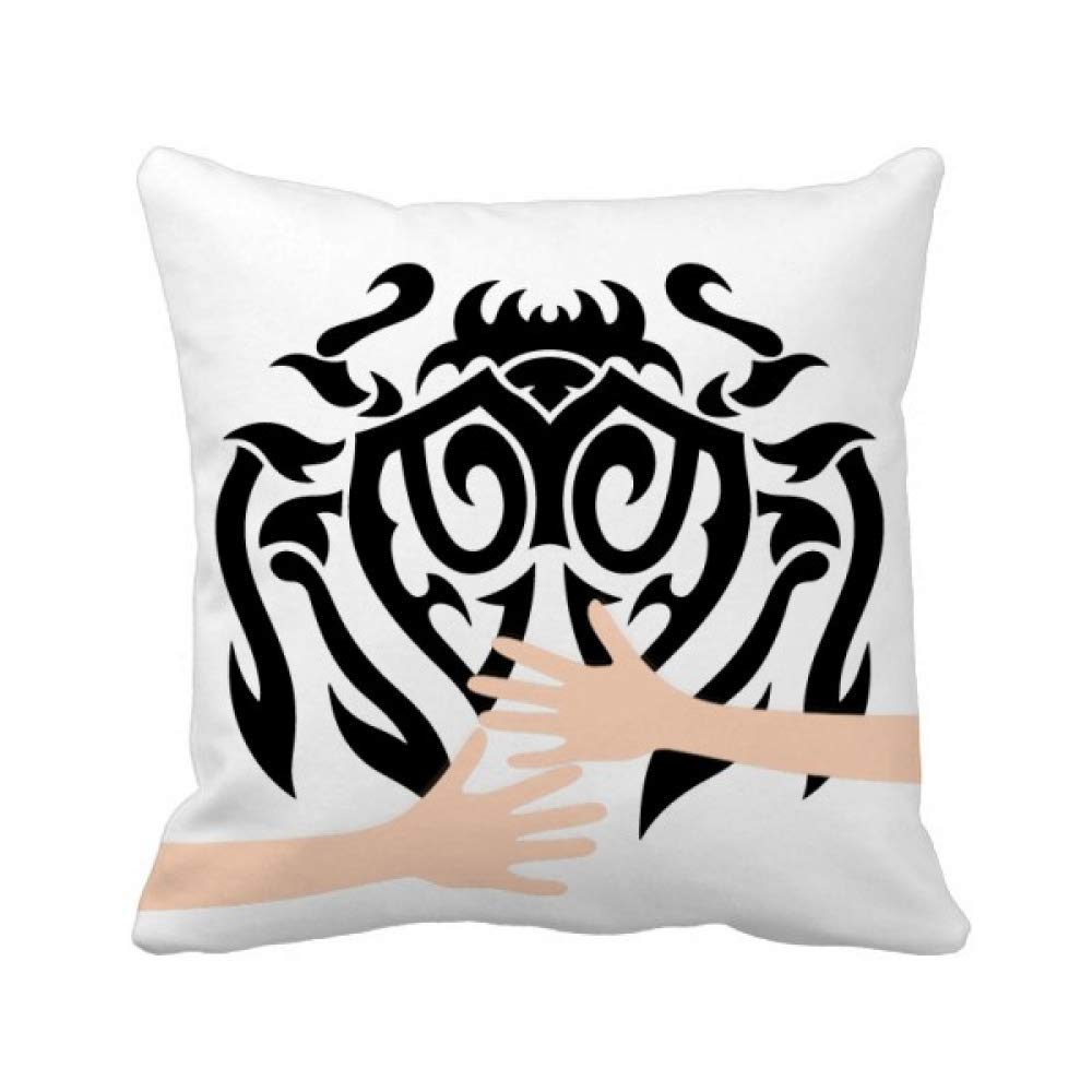 L'araignée noire coussin cobweb pour décorer votre salon cocooning