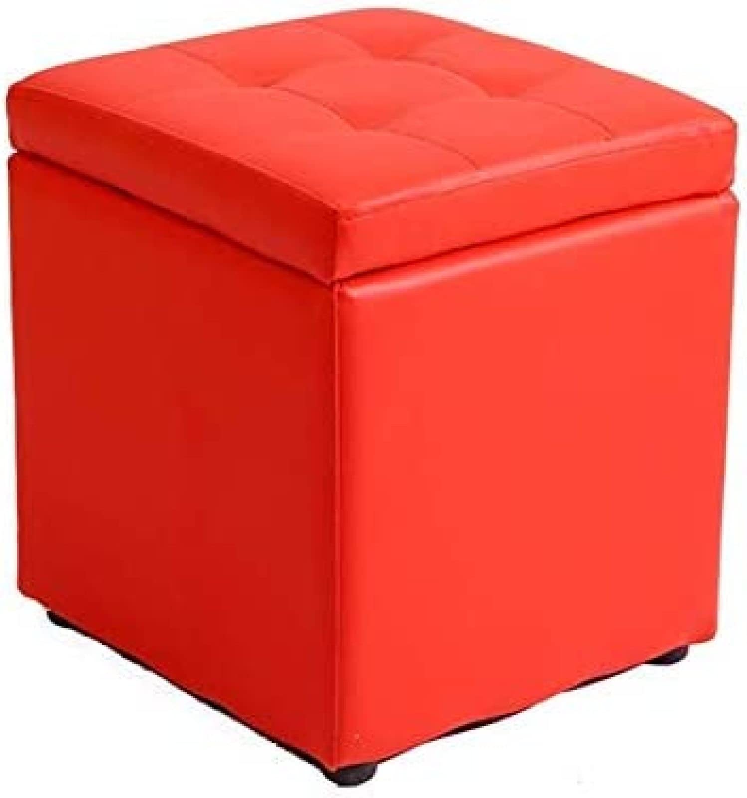 Tabouret de rangement rouge dans le salon comme repose-pieds confortable