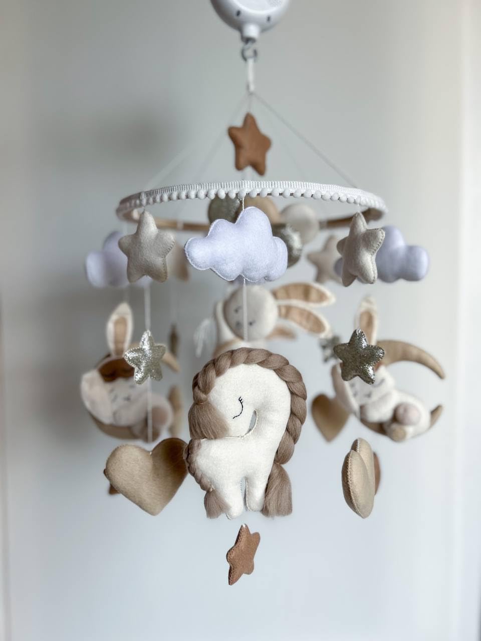 Baby mobile Montessori Giostrina lettino per neonato Carillon giostrina musicale in feltro, idea regalo neonato baby shower (Coniglio con palloncini)