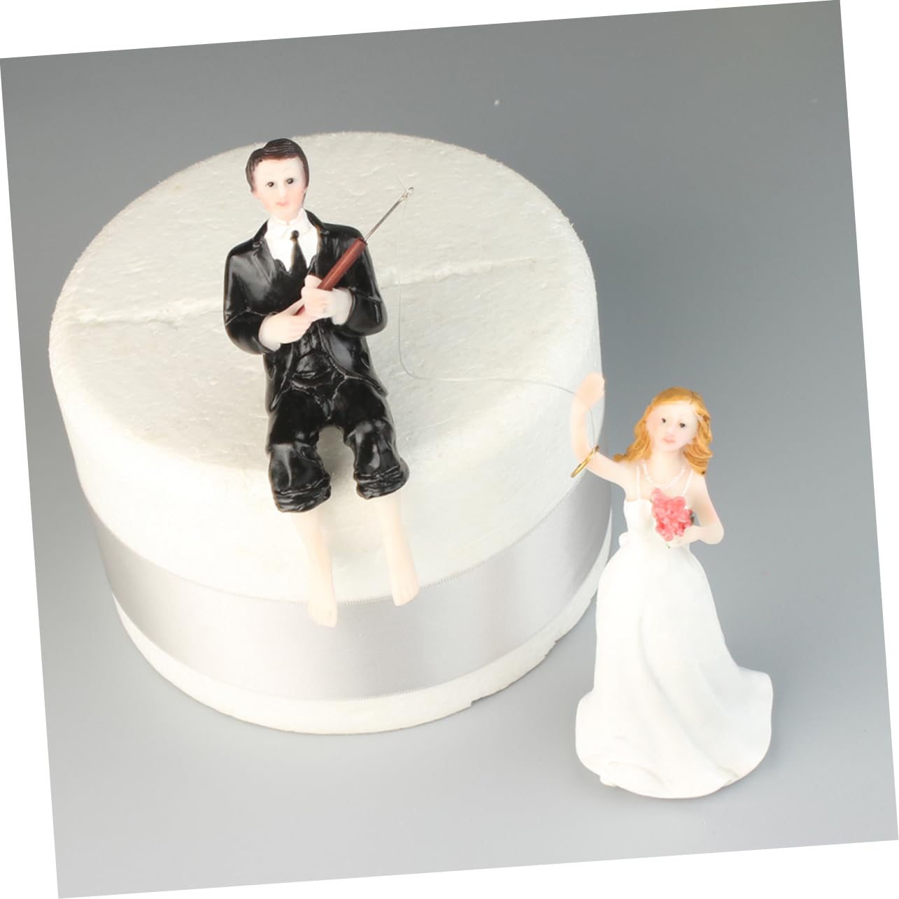 Zerodeko 2stücke Romantische Hochzeitskuchenfigur Braut Und Bräutigam Resin Cake Topper Für Hochzeitsfeiern Und Anlässe Detailreiche Darstellung Mit Funkelnden Strasssteinen