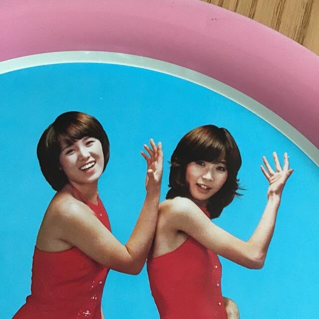 アイドル 2枚セット　ピンクレディー Amazon.co.jp: ピンクレディー ブリキ トレイ 2枚セット