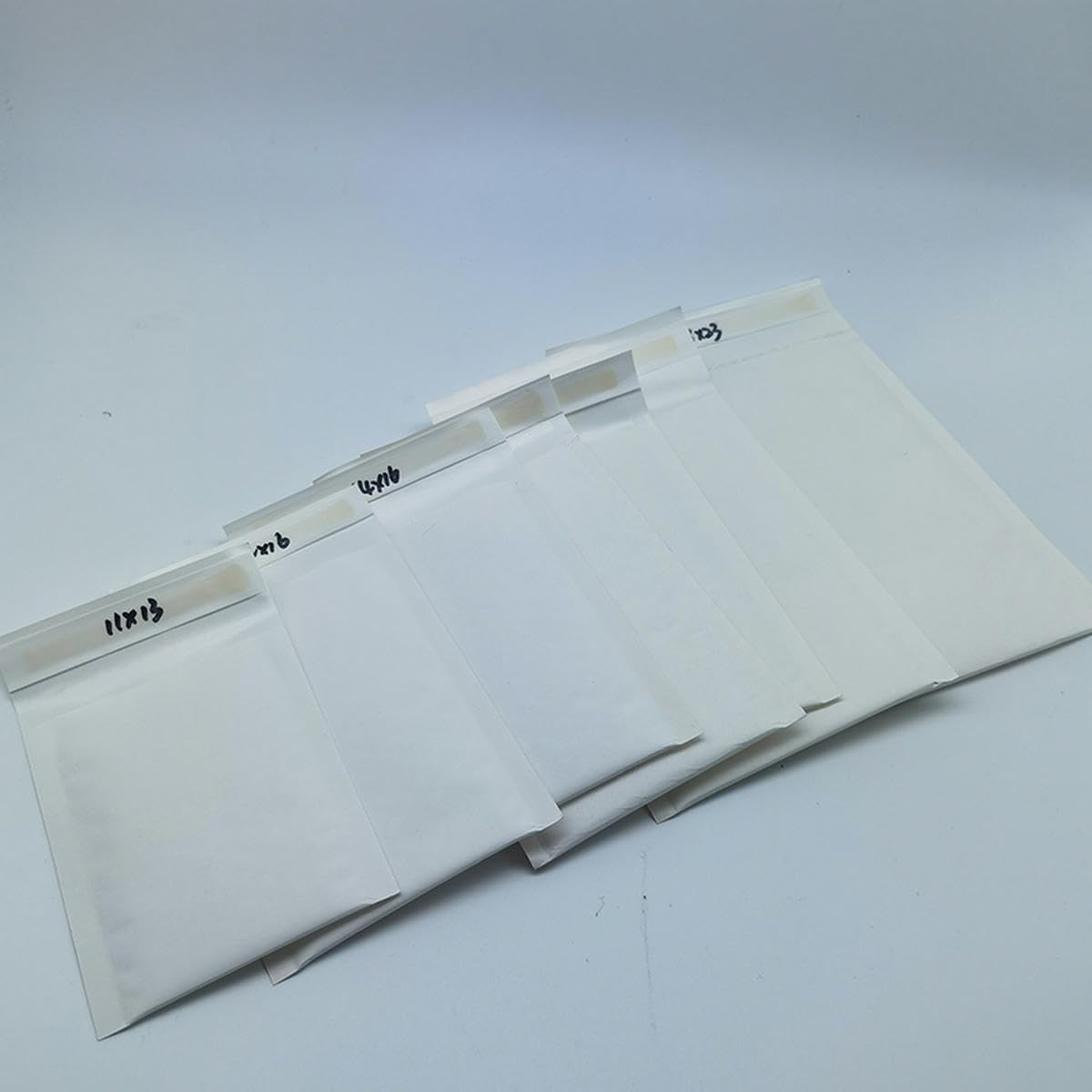 50 Stück weiße Kraftpapier-, gepolsterte Umschläge für Kosmetika, staubdichte Versandtaschen, Luftpolsterumschlagtaschen, 11 cm x 13 cm, 50 Stück