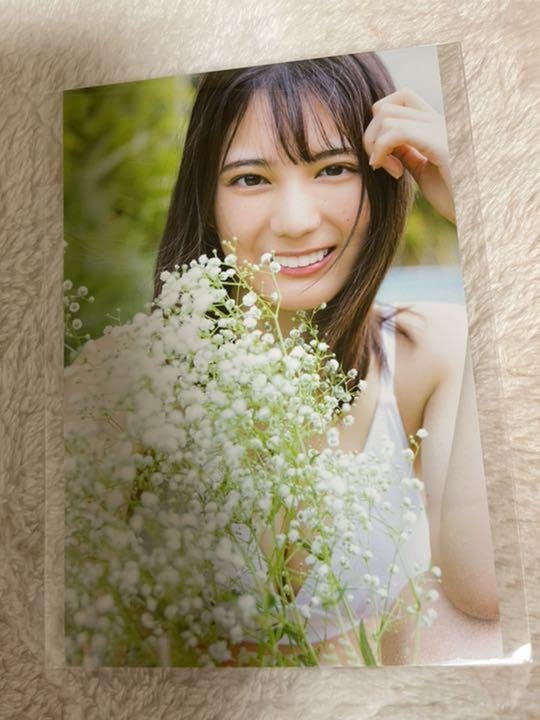 Amazon.co.jp: 日向坂46 小坂菜緒1st写真集 君は誰？ 封入ポストカード