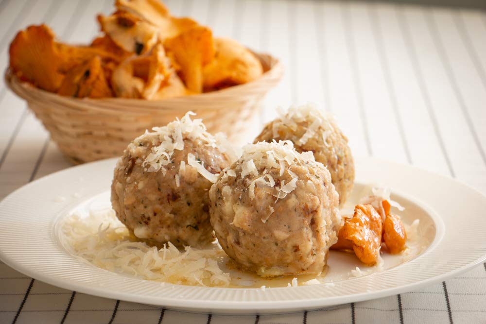 GUSTOS - 3 Packungen Pfifferlingsknödel von Gustos, jeweils 4 Stück. Die Knödel mit den leckersten Pilzen überhaupt, hergestellt nach traditionalem Rezept der Südtiroler Küche