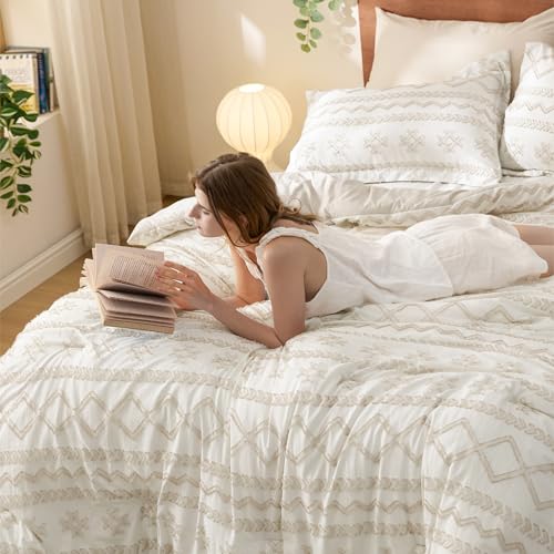 Image of Bedsure Tufted Boho Comforter Set Queen Size - Beige Boho Bed Set, GentleSoft 3 Pieces Farmhouse Distressed Vintage, Home Decor Bedding, Gifts for Woman, Soft Jacquard Queen Comforter for All Seasons