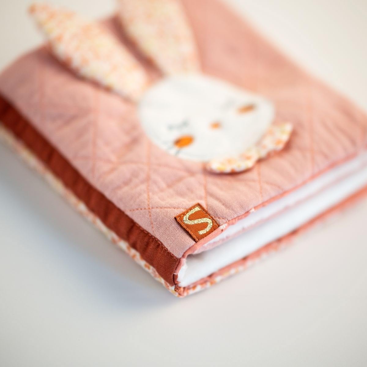 Livre d'éveil Sauthon | Livre bébé avec jeux d'eveil | Activités sensorielles dont auditives | Collection Esmée