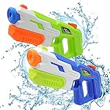 ⭐Einfache Bedienung - Füllen Sie zuerst den Tank mit sauberem Wasser. Ziehen Sie dann wiederholt an der Pumpe. Sie können starten. Je schneller Spritzpistolen für Kinder ziehen, desto weiter kann das Wasser herausspritzen.