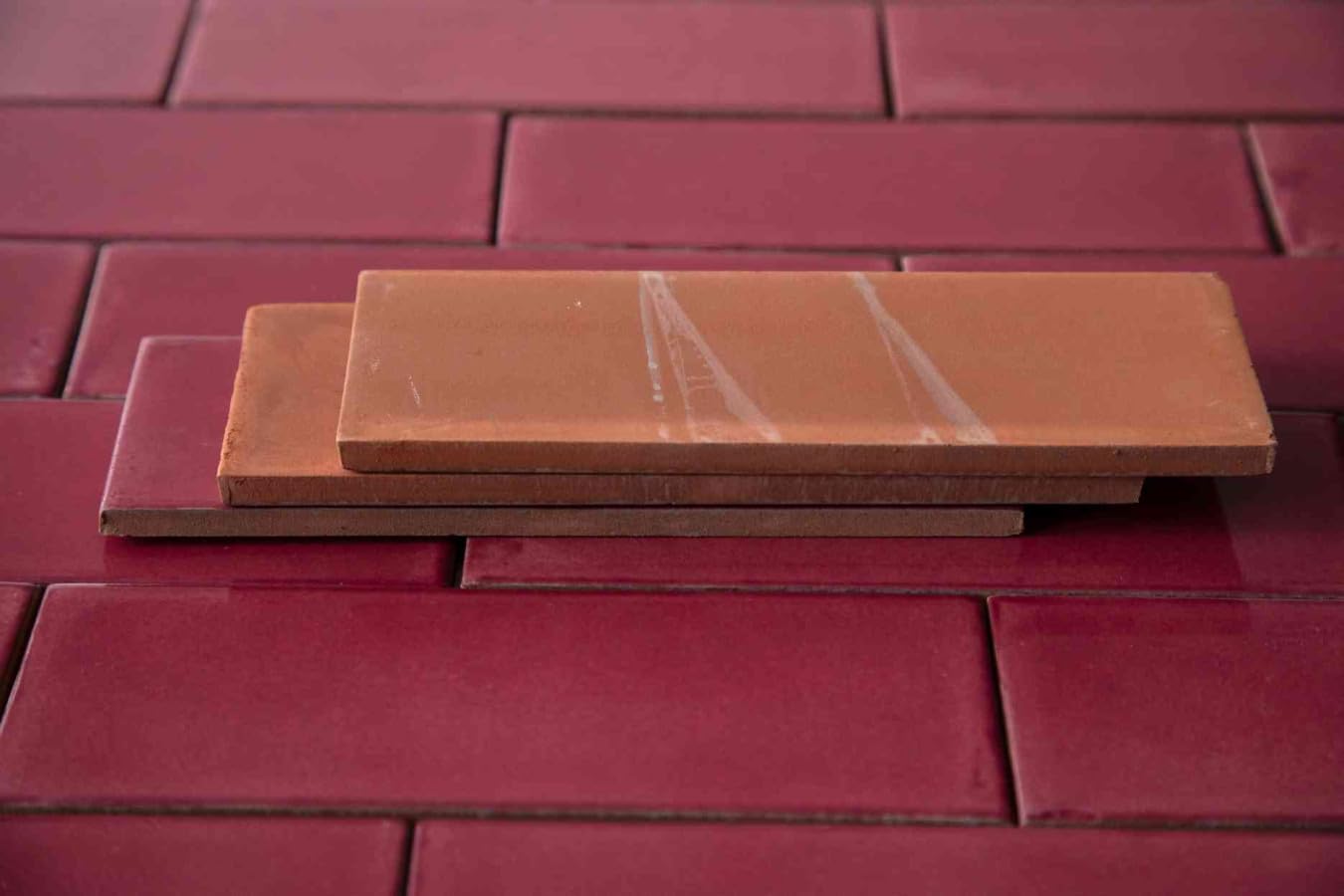 Cerames Azulejos de mosaico rojo de un solo color rosa Mexicano - mosaico de cerámica mexicana Talavera, México Azulejos para cocina, cuarto de baño Un paquete de 35 azulejos de amaranto rosa 20x7 cm