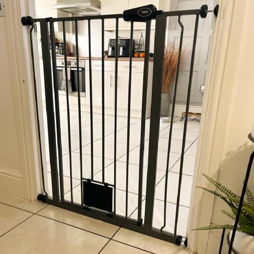 Bettacare Haustiergitter mit Verriegelbarer Katzenklappe, 68.5cm - 75cm, Schiefergrau, 104cm in der Höhe, Extra Hohes Haustier Sicherheitsgitter mit Katzenklappe, Einfache Installation