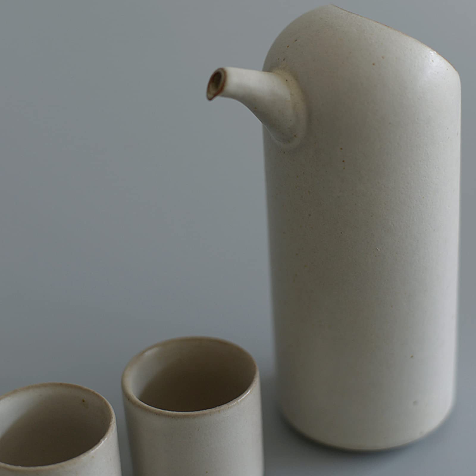 Japanisches Sake-Tassen-Set, 5-teilig, traditionelle Keramik-Tassen mit 1 Sake-Servierflasche und 4 Sake-Tassen, weiß