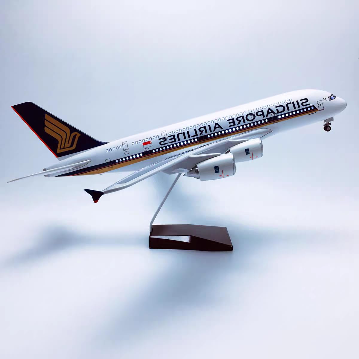 Singapore Airlines (SIA, SQ) AirBus A380 Airplane Model (1:160
