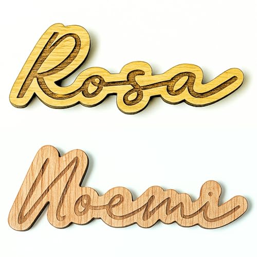 A&A Vita 5 Marcasitios de Madera Personalizados - Precio Ajustado por Cantidad - Con Imán – Nombres Grabados a Láser para Bodas, Comuniones, Bautizos – Recuerdos para Invitados (Clasico)