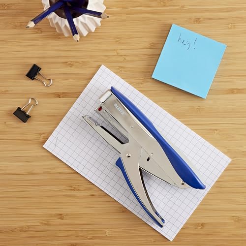 Leitz Heftzange, Für 30 Blatt, Ergonomisches Design aus Metall mit Gummioberflächen, Für Heftklammern P3 (24/6, 26/6), Oberlademechanik, Blau, 55480033