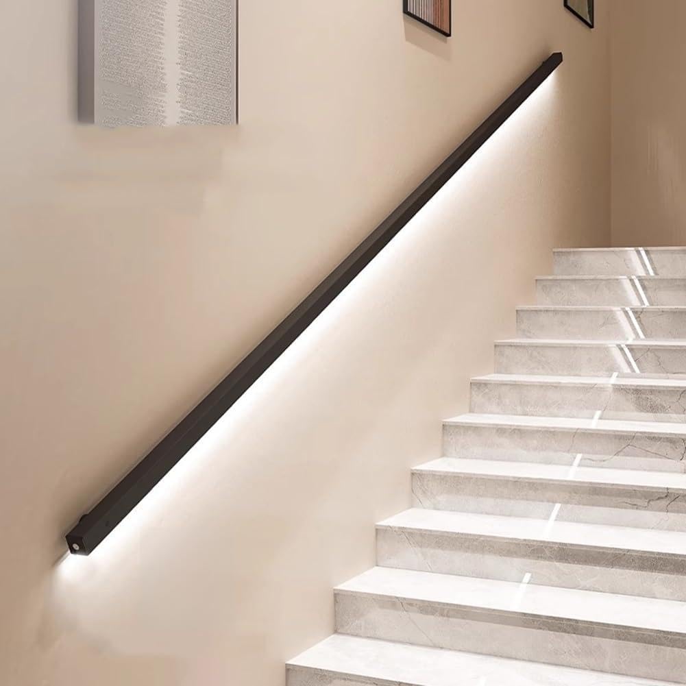 Évitez les chutes nocturnes avec la rambarde d'escalier LED de 2m dotée d'un capteur de mouvement