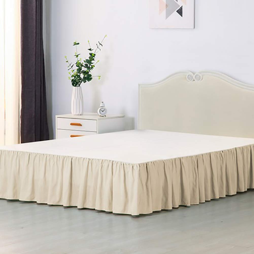 Volants de poussière beiges pour sublimer la décoration d'une chambre à coucher cosy