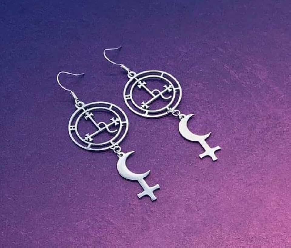 D-образный брелок. Кулон черная луна лилит. Несколько пар серег высохнул на солнце. Старинный мальтийский крест купить. Несколько пар серег высохнул на солнце.