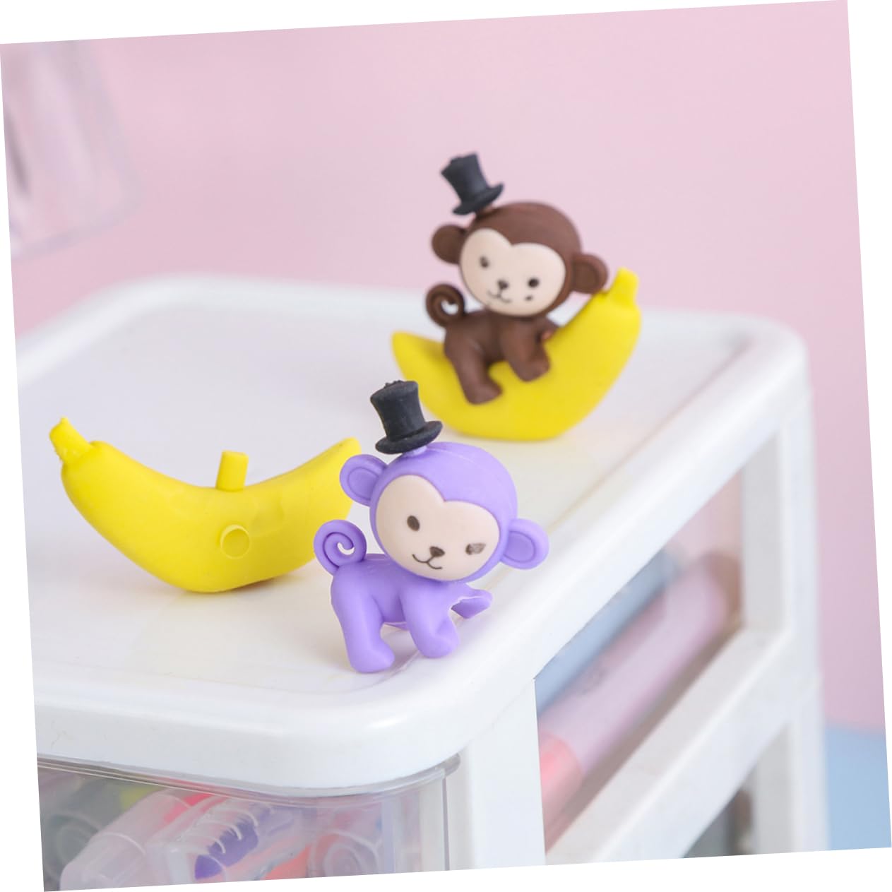SHOWERORO 48 Stück Radiergummis für Schüler Tragbare Bananenförmige Radiergummis mit Affen Motiv Kleines Leichtes Design für Schule und Lernumgebung Zufällige Farbe