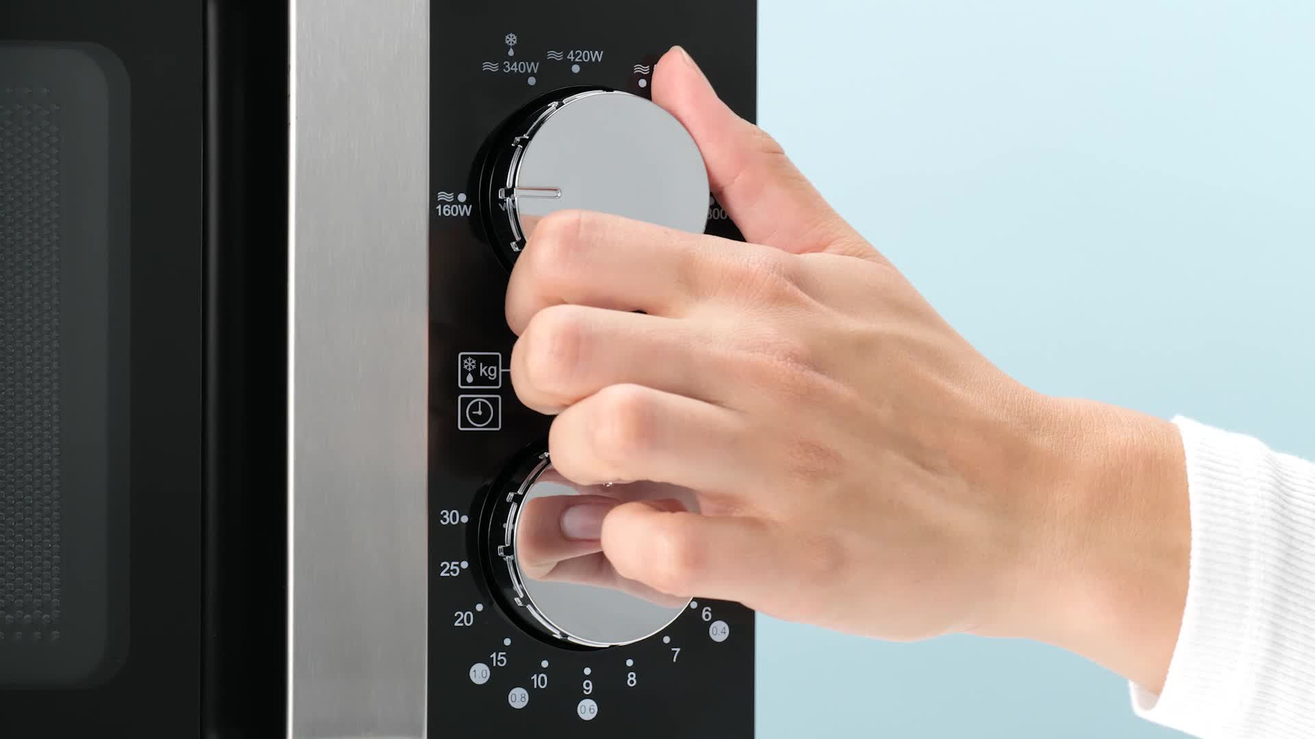 SEVERIN-Microondas-individual-con-base-de-ceramica-microondas-analogico-para-calentar-y-descongelar-microondas-manual-apto-para-platos-cuadrados-negroacero-inoxidable-MW-7761