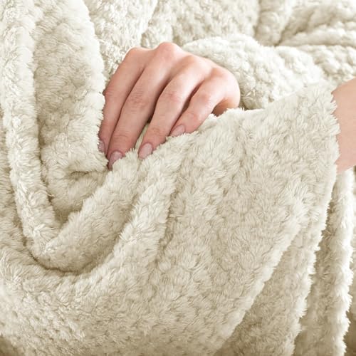 RESTILO Kuscheldecke 70x150 cm beige Decke Microfaser Wohndecke Tagesdecke Fleece weich sanft kuschelig skandinavischer Stil Cappuccino Henry