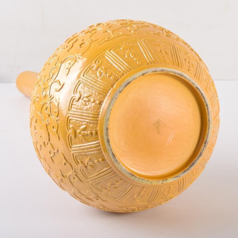 中国 黄釉 刻神獣纏枝花弁文 長顎瓶 在銘 V 中国 黄釉 刻神獣纏枝花弁文 長顎瓶 在銘 V