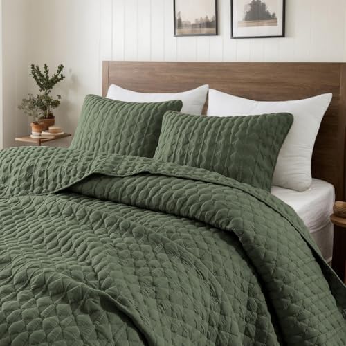 WDCOZY Olive Green Oversized California Cal King Size Quilt Bedding Set with 2 Pillow Shams Lightweight Soft Bedspread Coverlet Bed Cover for All Season 3 Pieces 118x106 inches