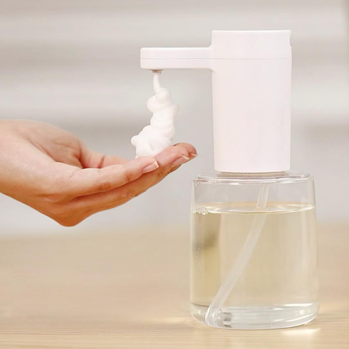 Sosoport Automatischer Seifenspender mit Infrarotsensor Wiederaufladbar Berührungslos für Bad Küche Büro Inklusive Leerer Flasche Farbige LED Beleuchtung Kindersicher aus Robustem