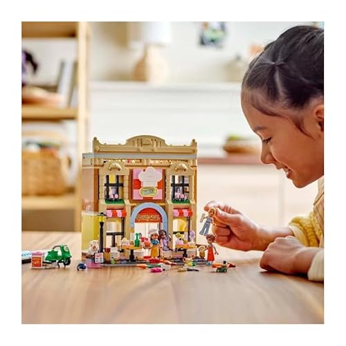 LEGO Friends Ristorante e Scuola di Cucina, Giochi Creativi per lo Sviluppo delle Abilità Sociali per Bambine da 8 Anni con Mini Bamboline, Gatto e Cibo giocattolo, Idea Regalo di Compleanno 42655 - Immagine 1