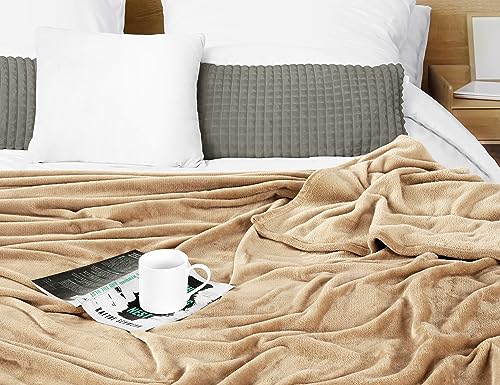 Couverture polaire camel idéale pour cocooning sur lit simple ou canapé