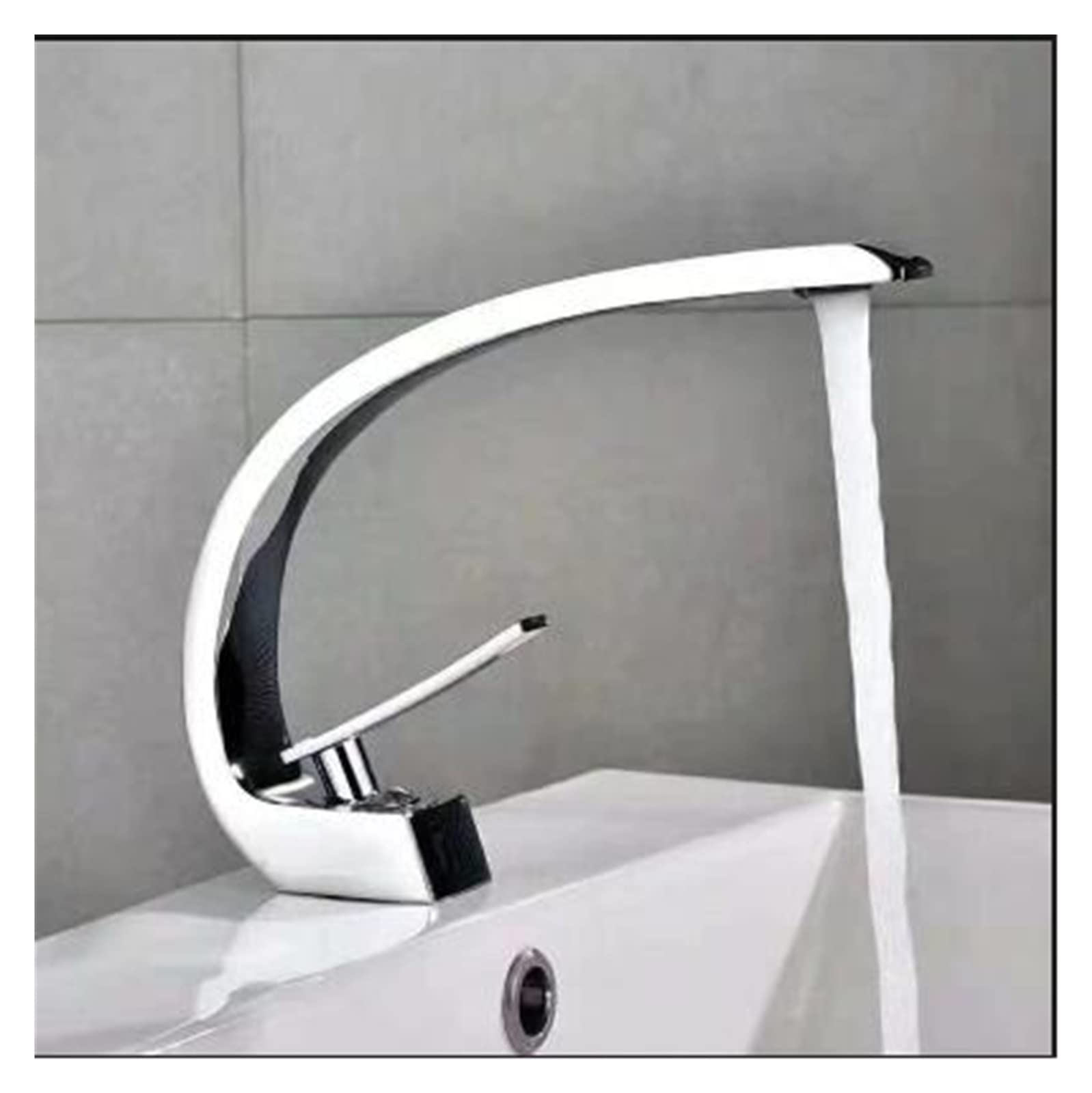 Mélangeur de lavabo moderne pour remplacer un robinet ancien qui fuit
