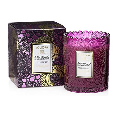 Voluspa JAPONICA Edición Limitada Vela Festoneada Santiago Huckleberry en Frasco de Cristal Votivo Cover