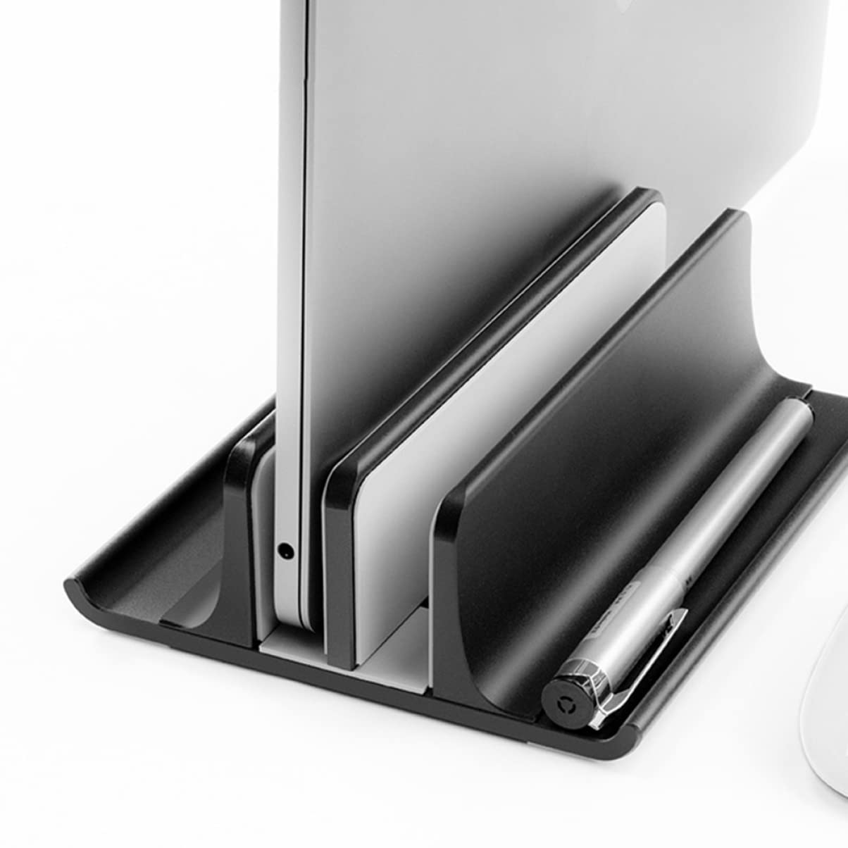 Supporto Verticale Per Laptop Lega Di Alluminio Con Base Di Raffreddamento Stabile e Portatile Compatibile Con Laptop e Tablet Per Risparmio Spazio e Ventilazione Efficiente