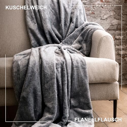 Bugatti 3300 Kuscheldecke XL 160x220cm – kuschelige Decke hellgrau, hochwertige Markenqualität aus Flanellflausch, warm und weich