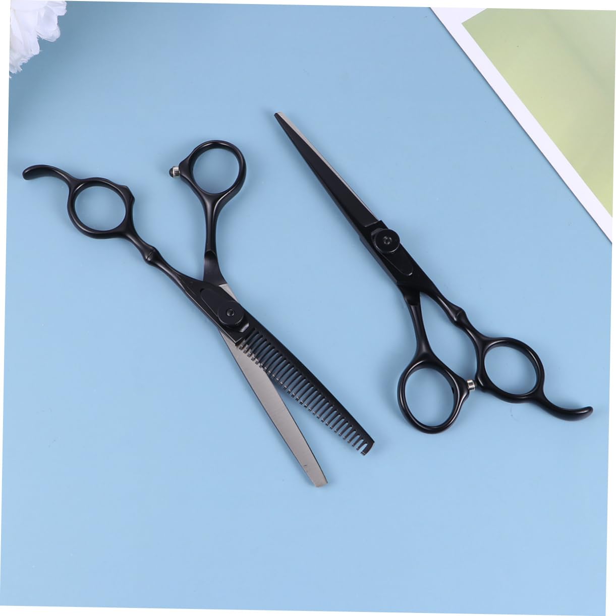Set Forbici Parrucchiere Professionali 2 Pezzi in Acciaio Inox | Nero, Impugnatura Easy Grip e Pettine Incluso, per Uso Domestico e Salone, Resistente alla Ruggine