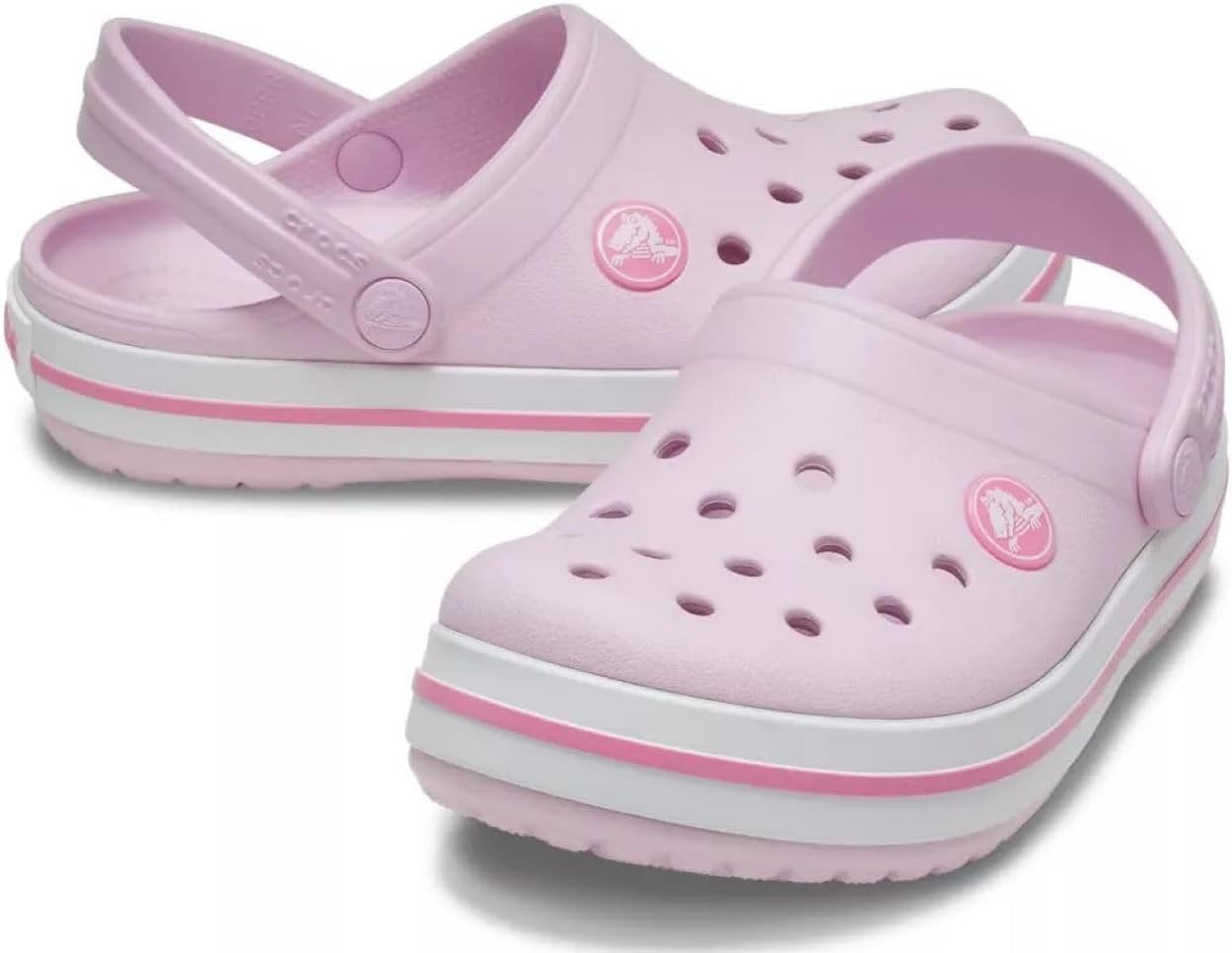 Imagem frontal dos crocs rosa em fundo branco.