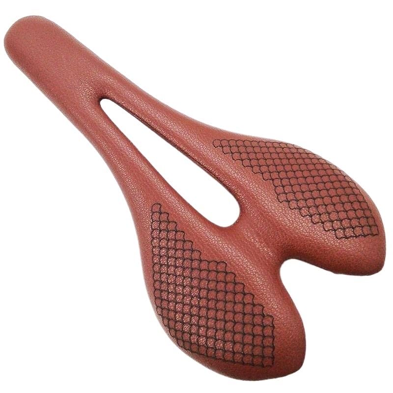Selle de vélo carbone marron pour vos randonnées bikepacking et voyages à vélo