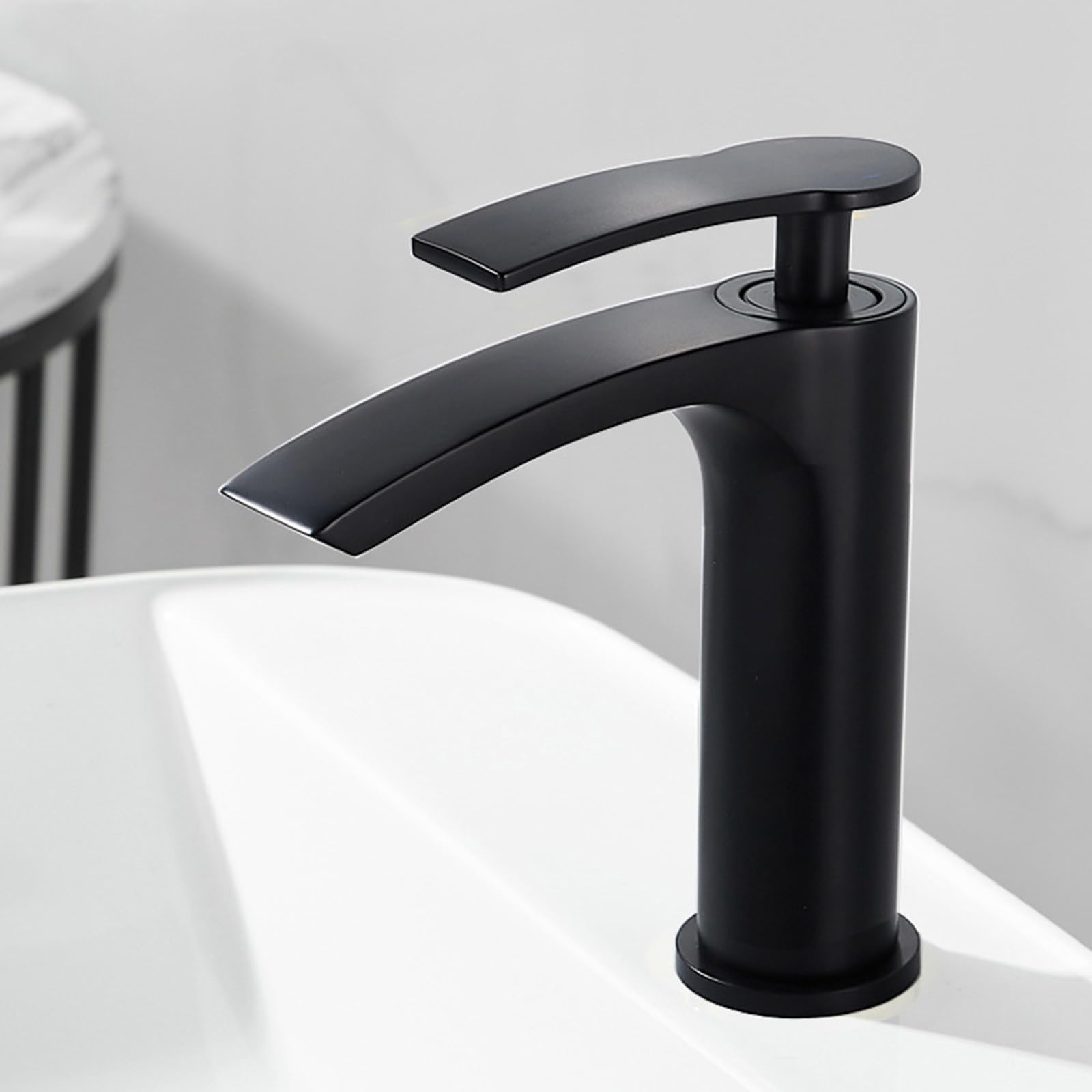 Mitigeur de lavabo cascade noir au jet fluide et élégant pour vasque moderne