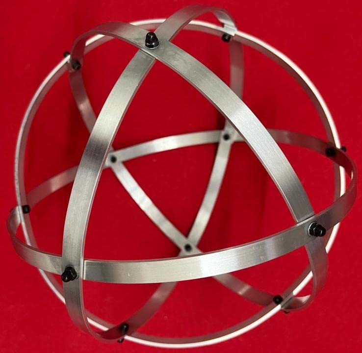 Genesa Crystal in Alluminio Naturale Lucidato, 21cm diametro con fasce larghe 10mm, intrecciate in modo simmetrico e fissate con dadi ciechi neri