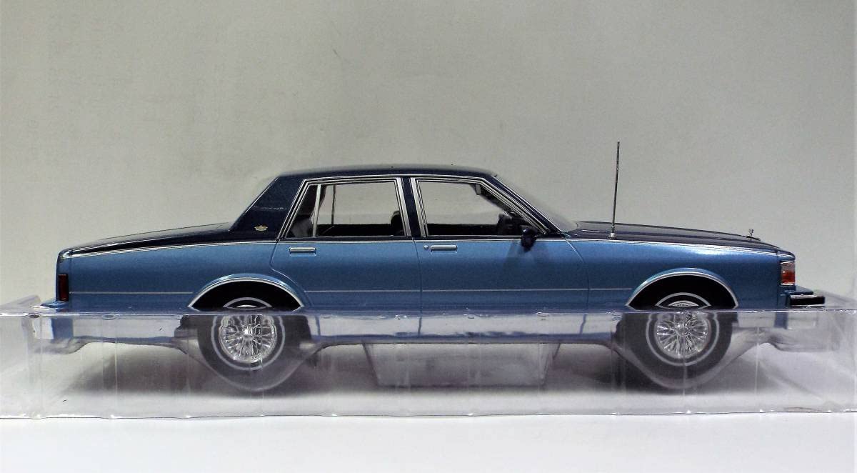 1/18 UT モデルス　シボレー　カプリス　セダン UT MODELS CHEVROLET CAPRICE 1/18 ミニカー ホワイト UTモデル