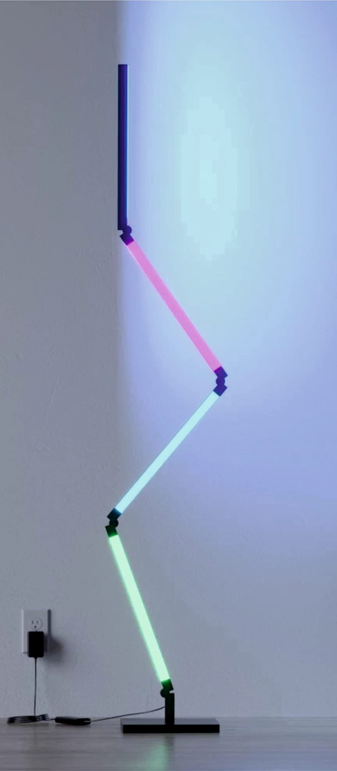 Led-Stehlampe zum Lesen und direktes und indirektes Licht. 24W, 2700K bis 6000K dimmbar. WI-FI. verstellbar und voll beweglich, um es an die gewünschte Form anzupassen. SCHWARZ