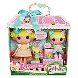 PERSONALIDADES ÚNICAS - Cada muñeca tiene una personalidad única y una fecha cosida. Ambas muñecas Slice O 'Cake se hicieron a partir de un trozo de tarta de cumpleaños. A Candle le encanta organizar fiestas de cumpleaños sorpresa, mientras que a Wishes le encanta cantar Happy Birthday.