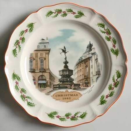 WEDGWOOD QUEENSWARE christmas plate 1982 PICADILLY CIRCUS - BNIB -UK MADE - RETIRED