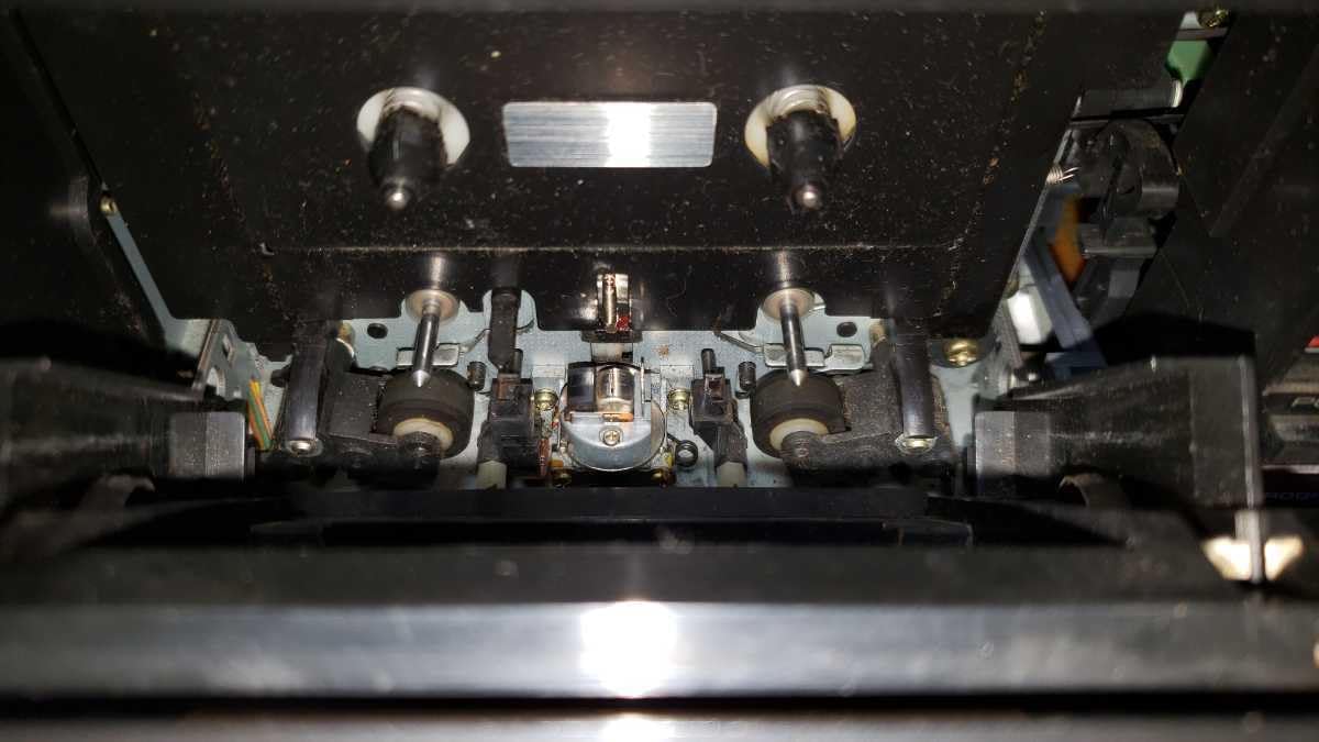 jarak dekat view of the tape head and pinch roller mechanism inside Deck I.