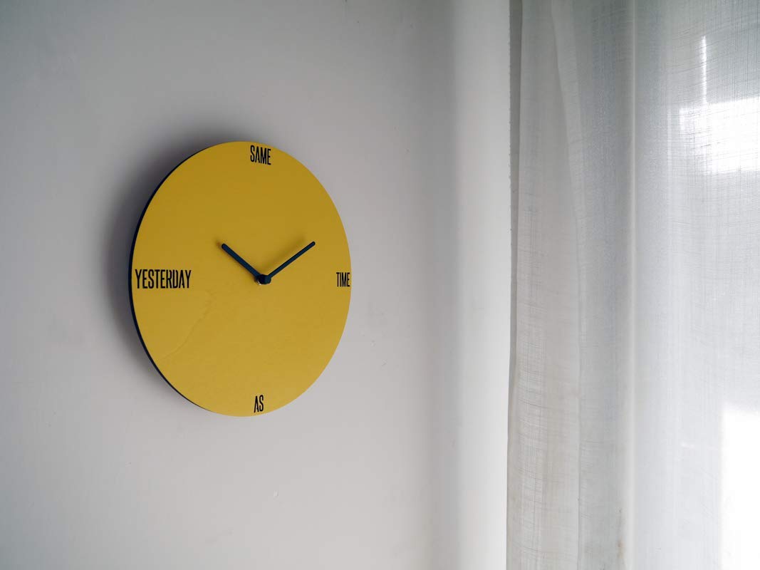 28cm Piccolo orologio da parete in legno tondo silenzioso per salotto colorato come giallo banana Particolari orologi a parete analogici con meccanismo al quarzo senza ticchettio Design minimal