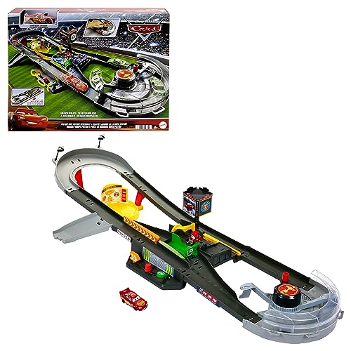 Disney Pixar Cars - Pista Azione Piston Cup, playset pista interattiva con macchinina die-cast Saetta McQueen inclusa, giocattolo per bambini, 4+ anni, HPD81