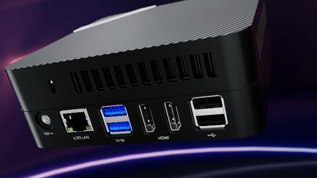 美品 MINISFORUM UM690S 6900HX 32GB 1TB MINISFORUM UM690S Mini PC 32GB RAM 1TB SSD, con AMD Ryzen 9 6900HX